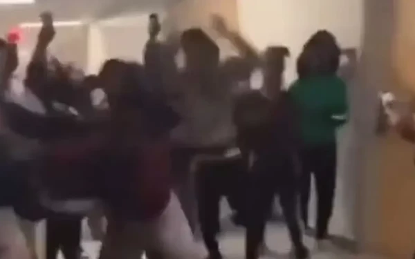 ΗΠΑ: Άγριος ξυλοδαρμός καθηγήτριας που πήγε να σταματήσει καβγά μαθητών - Δείτε βίντεο