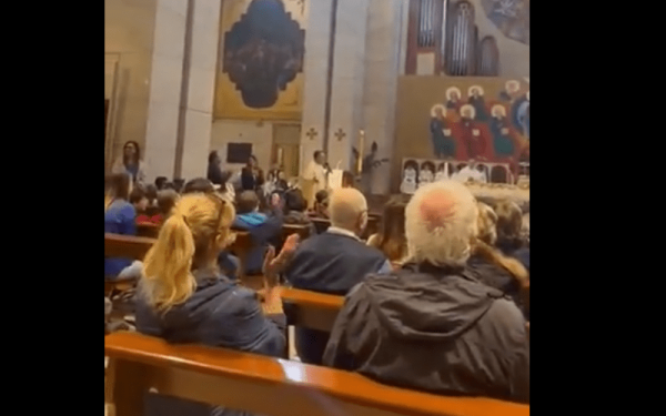 Παράνοια για τη Νάπολι: Ιερέας και πιστοί τραγουδούσαν συνθήματα μέσα στην εκκλησία (βίντεο)