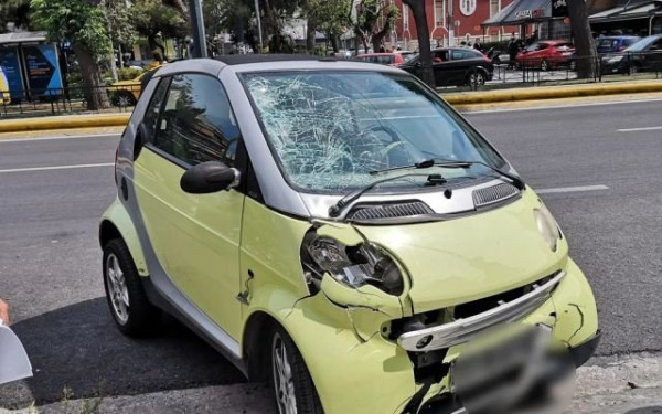 Δυστύχημα στην Καλλιθέα - Βίντεο ντοκουμέντο: Με ιλιγγιώδη ταχύτητα κινείται το μοιραίο smart πριν παρασύρει τη 13χρονη