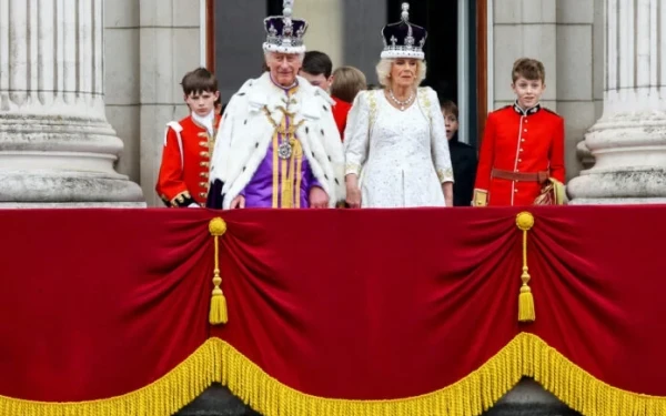 Βγήκαν στο μπαλκόνι του Μπάκιγχαμ ο Κάρολος και η Καμίλα, μετά τη στέψη - Ποιοι πήγαν (βίντεο, φωτ.)