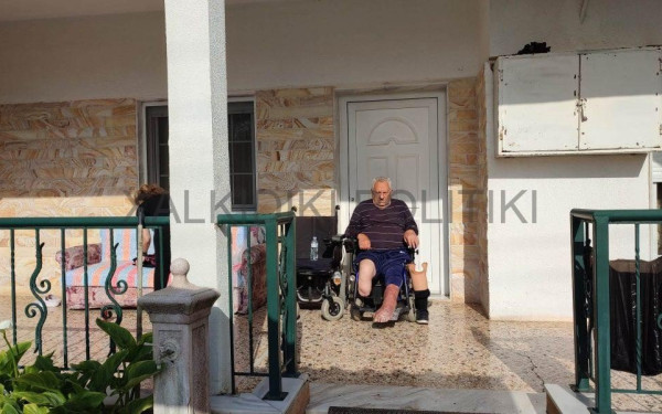 Πλειστηριασμός - Υπόθεση 80χρονου στα Ν. Φλογητά: Αστυνομικοί άλλαξαν τις κλειδαριές (βίντεο)