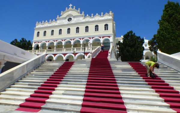Δεκαπενταύγουστος: Οι παραδόσεις και τα έθιμα για την Κοίμηση της Θεοτόκου σε ολόκληρη τη χώρα