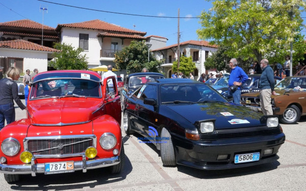 Χαλκιδική: Τον γύρο της Σιθωνίας έκαναν 36 οχήματα αντίκες (βίντεο, φωτ.)