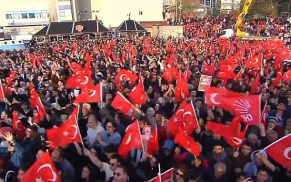 Στα ύψη η πολιτική κόντρα στην Τουρκία: Επίθεση με πέτρες σε συγκέντρωση του Ιμάμογλου - Τραυματίστηκαν εννέα άτομα (βίντεο, φωτ.)