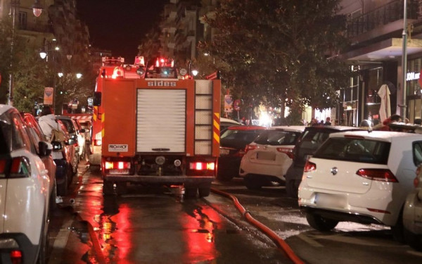 Βέροια: Ξέσπασε φωτιά σε υπνοδωμάτιο διαμερίσματος - Απεγκλωβίστηκε 70χρονος