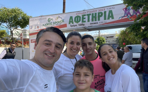 Το μήνυμα Σαουλίδη αγκαλιά με την οικογένειά του 