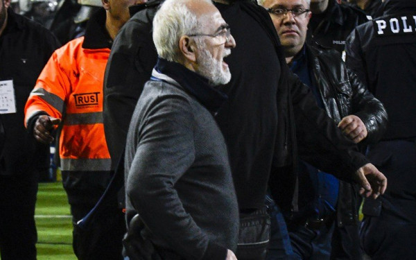 Αθωώθηκε για την εισβολή - Οκτώ μήνες φυλάκιση με αναστολή στον Ιβάν Σαββίδη για το όπλο στο ΠΑΟΚ - ΑΕΚ  (βίντεο)