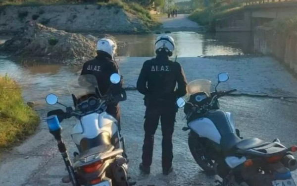 Σέρρες: «Του χρωστάω τη ζωή μου», λέει ο παππούς που σώθηκε μαζί με την εγγονή του από αστυνομικό