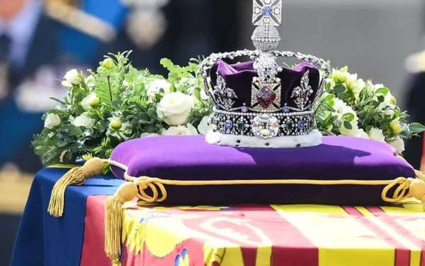 Νοτιοαφρικανοί ζητούν από το Ηνωμένο Βασίλειο να επιστρέψει διαμάντια που βρίσκονται στο βασιλικό στέμμα 