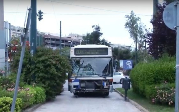 Θανατηφόρο τροχαίο στο Καλλιμάρμαρο: Λεωφορείο συγκρούστηκε με μηχανή - Νεκρός ο αναβάτης