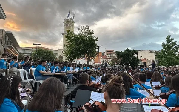 1200 μαθητές ερμήνευσαν Μάνο Χατζηδάκι στην πλατεία της Ξάνθης (βίντεο, φωτ.)