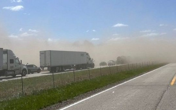 ΗΠΑ: Έξι νεκροί στην καραμπόλα εξαιτίας θύελλας σκόνης στο Ιλινόι (βίντεο)