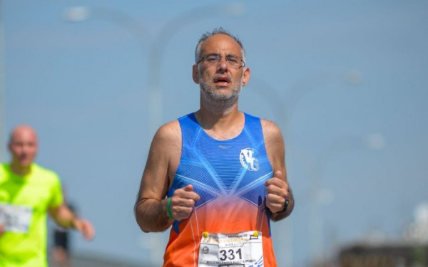 Κώστας Μουχλιανίτης: Ο δρομέας που κατέρρευσε και δεν κατάλαβε ότι δεν τερμάτισε στον διεθνή αγώνα «Μέγας Αλέξανδρος»