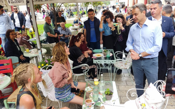 Θεσσαλονίκη: Βόλτα Μητσοτάκη στην Αριστοτέλους και φωτογραφίες με τον κόσμο (βίντεο, φωτ.)