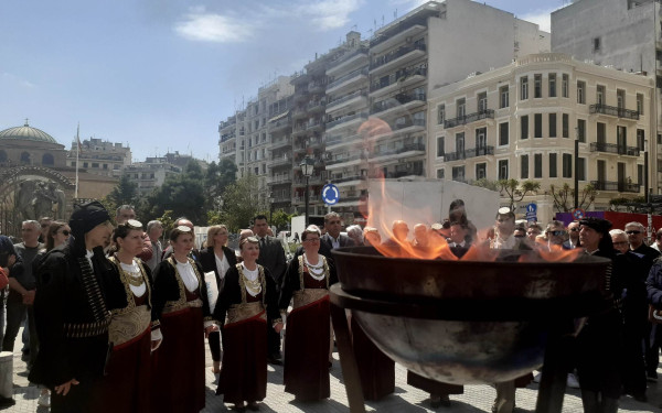 Θεσσαλονίκη: Άναψε η «Φλόγα της Μνήμης» για τη Γενοκτονία του Ποντιακού Ελληνισμού (βίντεο, φωτ.)