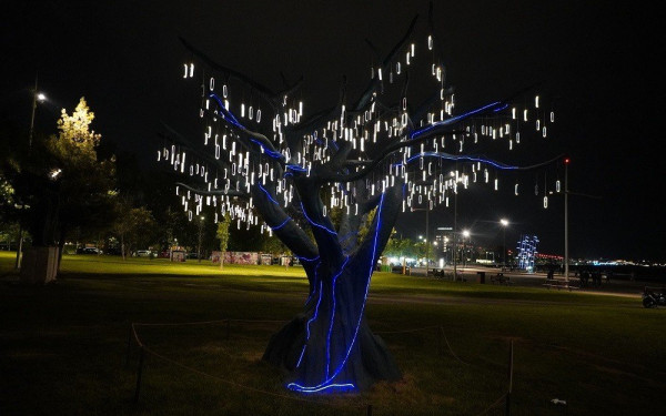 Ένα... φωτοβολταϊκό δέντρο, το νέο κόσμημα της Θεσσαλονίκης (φωτ.)