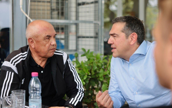 Ο Αλέξης Τσίπρας σχολιάζει το πρωτάθλημα σε έναν «γρήγορο καφέ» με τον Χουάν Ραμόν Ρότσα (βίντεο)