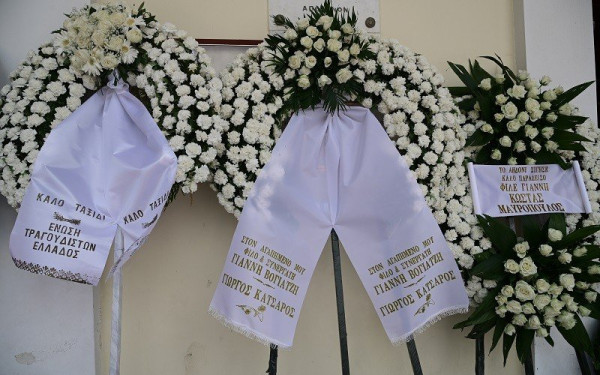 Συγκίνηση στο τελευταίο αντίο στον Γιάννη Βογιατζή - Δείτε φωτογραφίες