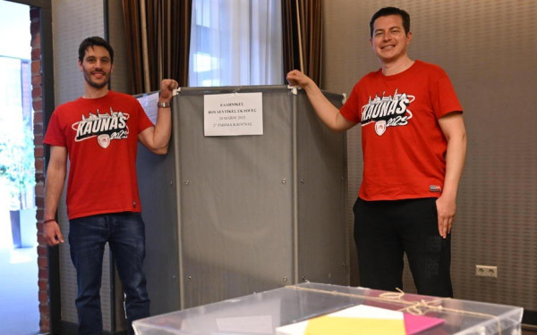 Οπαδοί του Ολυμπιακού ψηφίζουν στο Κάουνας (φωτ.)