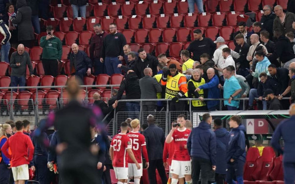 Η Άλκμααρ καταδίκασε τα επεισόδια και ζήτησε συγγνώμη: «Μια βραδιά που θα θυμόμαστε με ντροπή» (βίντεο)