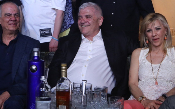 «Δεν είναι καλά ο πρόεδρος, έχει τρελαθεί»: Ο Μελισσανίδης κέρασε όλο το μαγαζί που τραγουδάει ο Ρέμος (βίντεο)