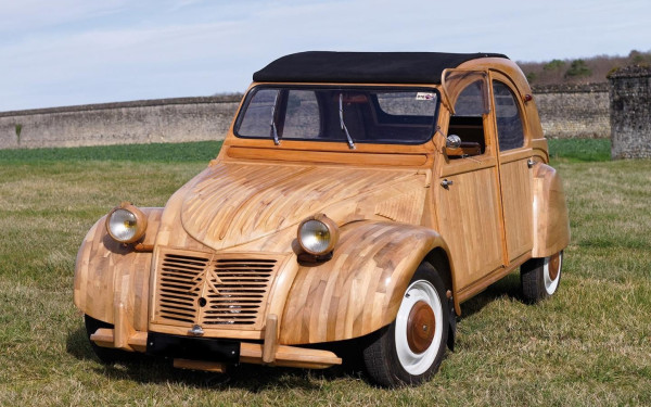  Γαλλία: Ένα ξύλινο 2CV, μοναδικό στον κόσμο, πωλείται σε αστρονομική τιμή