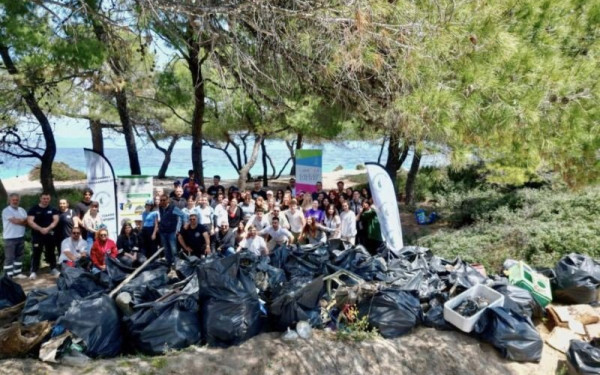 «Χτύπησαν» στη Χαλκιδική οι «The Cleaningans»: Μάζεψαν 20.000 λίτρα σκουπίδια και καθάρισαν τον Γλαρόκαβο (φωτ.)