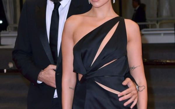 Dua Lipa - Romain Gavras: Η πρώτη κοινή εμφάνιση στο Φεστιβάλ Καννών - Τα τρυφερά βλέμματα στο κόκκινο χαλί (φωτ.)