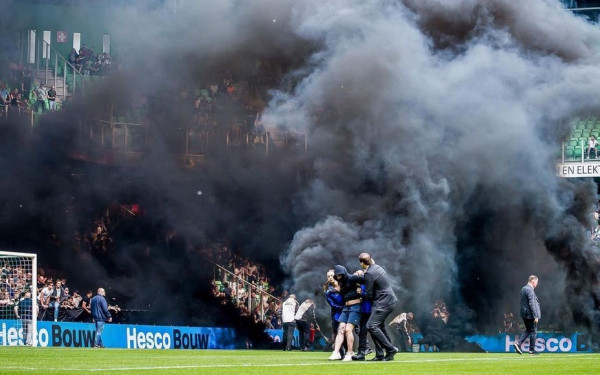 Ολλανδία: Διακοπή στο ματς της Χρόνινχεν με τον Άγιαξ - Μαύρα καπνογόνα και εισβολή (βίντεο)