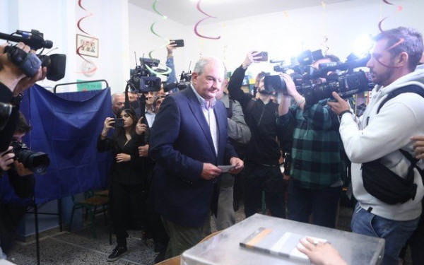 Χωρίς δηλώσεις αλλά με χαμόγελα ψήφισε ο πρώην πρωθυπουργός Κώστας Καραμανλής (φωτ. & βίντεο)