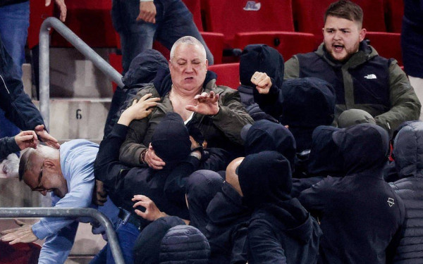 Σαν σκηνή από το Game of Thrones: Ο Knollsy τα έβαλε με δεκάδες χούλιγκαν και υπερασπίστηκε τις οικογένειες των παικτών της Γουέστ Χαμ (βίντεο)