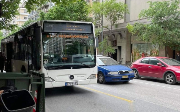 Τροχαίο ατύχημα στη Θεσσαλονίκη: Αστικό λεωφορείο συγκρούστηκε με ΙΧ στην Τσιμισκή