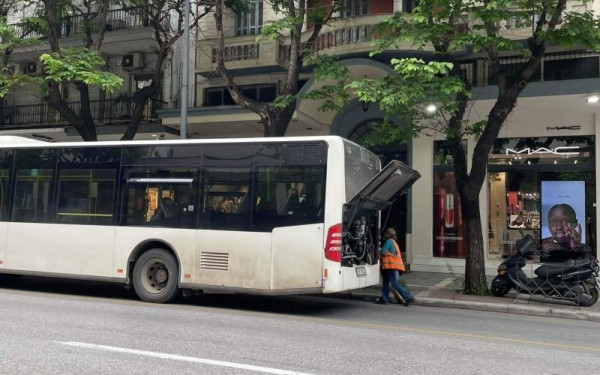 Λεωφορείο έμεινε στο κέντρο της Θεσσαλονίκης (φωτ.)