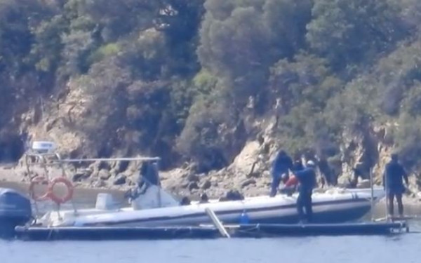 Βίντεο ντοκουμέντο των New York Times δείχνει το ελληνικό λιμενικό να παρατάει πρόσφυγες στη θάλασσα