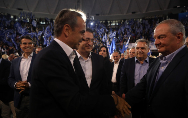 Ομιλία Μητσοτάκη στο Παλέ: Ο Σαββόπουλος, ο Γκάλης, ο Καραμανλής και οι selfies