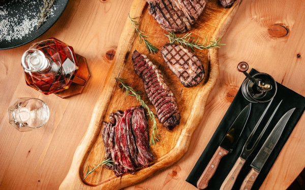 Pepper & Backroom: Το all day bar restaurant με θέα στο Θερμαϊκό, που «παντρεύει» ιταλική κι αργεντίνικη κουζίνα