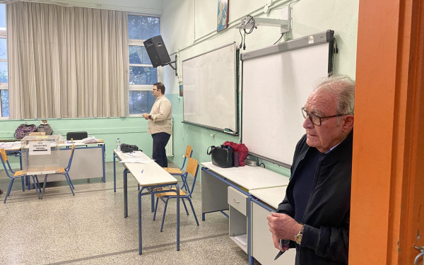 Ο πρώτος ψηφοφόρος στο 15ο Γυμνάσιο - Λύκειο στο κέντρο της πόλης (φωτ. βίντεο)