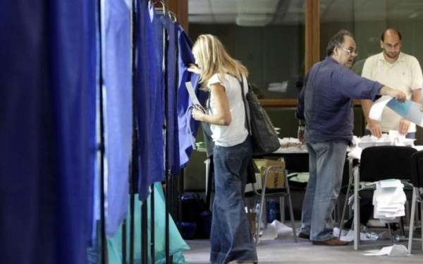 Metron Analysis: Κέρδη για ΝΔ - Ισοπαλία ΠΑΣΟΚ και Πλεύση Ελευθερίας