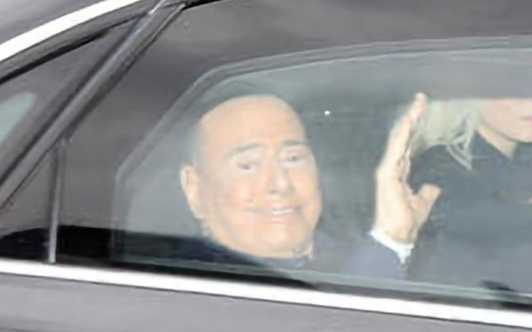 Ο Μπερλουσκόνι πήρε εξιτήριο μετά από 11 ημέρες στη ΜΕΘ (βίντεο)