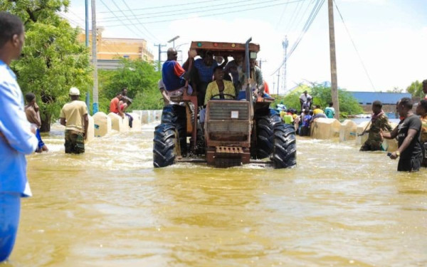 Σχεδόν 200.000 άνθρωποι δεν έχουν πού να μείνουν μετά τις πλημμύρες στη Σομαλία (βίντεο & φωτ.)