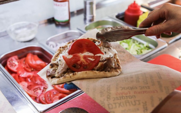 Πιτόγυρο... πολυτελείας: Έρχονται νέες αυξήσεις - Θα φτάσει ως τα 5 ευρώ η τιμή του (βίντεο)