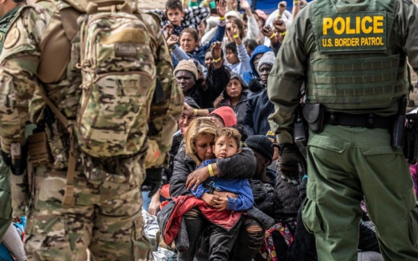 Η ανθρωπότητα σε σήψη: Χιλιάδες άνθρωποι περιμένουν να περάσουν στις ΗΠΑ στα σύνορα με το Μεξικό (βίντεο)