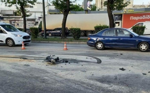 Τροχαίο στη λεωφόρο Αθηνών: Αυτοκίνητο έπεσε σε περιπολικό - Τραυματίστηκε ελαφρά αστυνομικός