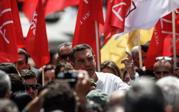 Με την οικογένεια Πλακιά που έχασαν τρία κορίτσια στην τραγωδία των Τεμπών συναντήθηκε ο Τσίπρας