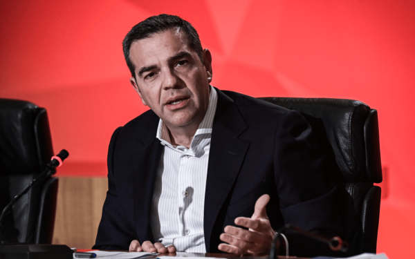 Αλ. Τσίπρας: «Είμαι εδώ» και επίθεση στο ΠΑΣΟΚ (βίντεο)