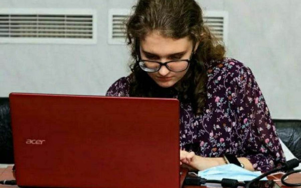 Θεσσαλονίκη: Ήρθε από τη μαρτυρική Μαριούπολη και φτιάχνει Ρουμέικα στίκερς στο Telegram για τους Έλληνες της Ουκρανίας (φωτ.)