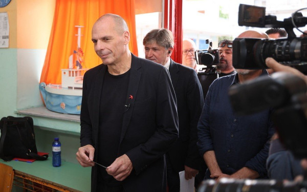 Στο Πέραμα ψήφισε ο Γ. Βαρουφάκης (βίντεο)