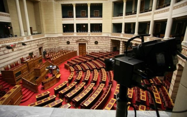 Επιστολική ψήφος: Το απόγευμα η ονομαστική ψηφοφορία - Αντιδράσεις της αντιπολίτευσης στην επέκτασή της στις εθνικές εκλογές