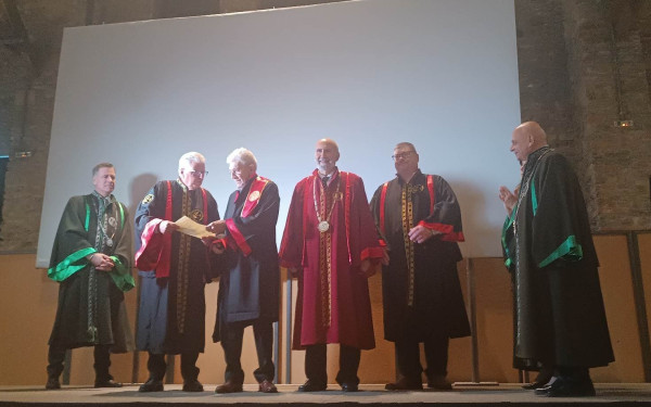 Ο Γιάννης Μπουτάρης έγινε επίτιμος διδάκτωρ του ΔΙΠΑΕ: «Μια πολύ σημαντική τιμή για μένα» (βίντεο, φωτ.)