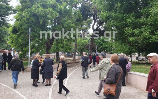 Θεσσαλονίκη: Οι εκλογές, ευκαιρία συνάντησης για φίλους και παλιούς συμμαθητές (φωτ.)